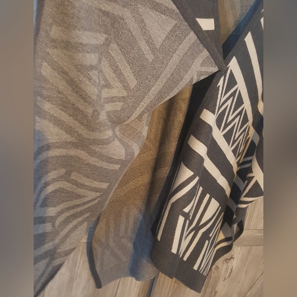 Forever 21+ Knit Poncho Cape Ruana 1X - Picture 5 of 9